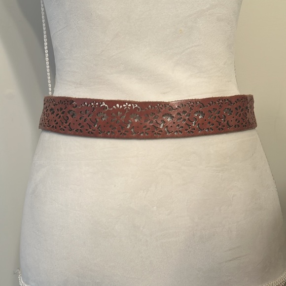 Vtg brown leather rugged stenciled cut out floral design belt with brass buckle - Picture 5 of 6